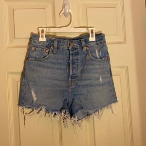 Levi’s rib cage shorts. Size 26